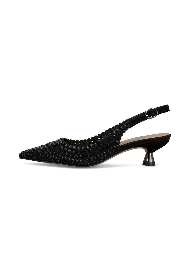 Zapato slingback negro de punta afilada con parte superior de cuentas texturizadas, tacón cónico bajo y correa ajustable; diseño elegante con acabado brillante.