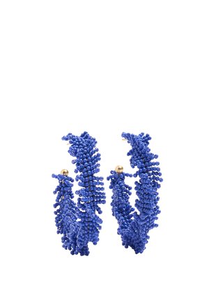 Niebieskie kolczyki-koła z koralikami, ze skomplikowanym skręconym wzorem klastrów i małymi złotymi kulkami na białym tle.