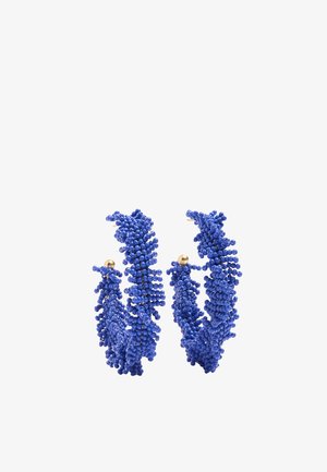 Niebieskie kolczyki-koła z koralikami, ze skomplikowanym skręconym wzorem klastrów i małymi złotymi kulkami na białym tle.