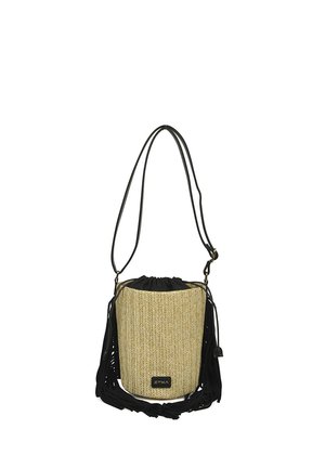 Bolso pequeño tipo cubo tejido de color beige con flecos negros, cierre ajustable con cordón negro y correa fina ajustable para el hombro.