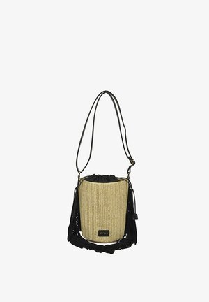 Bolso pequeño tipo cubo tejido de color beige con flecos negros, cierre ajustable con cordón negro y correa fina ajustable para el hombro.