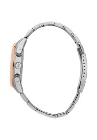 Montre-bracelet en acier inoxydable avec accent en or rose, cadran rectangulaire, deux poussoirs, et un bracelet en maillons métalliques avec fermoir ajustable.