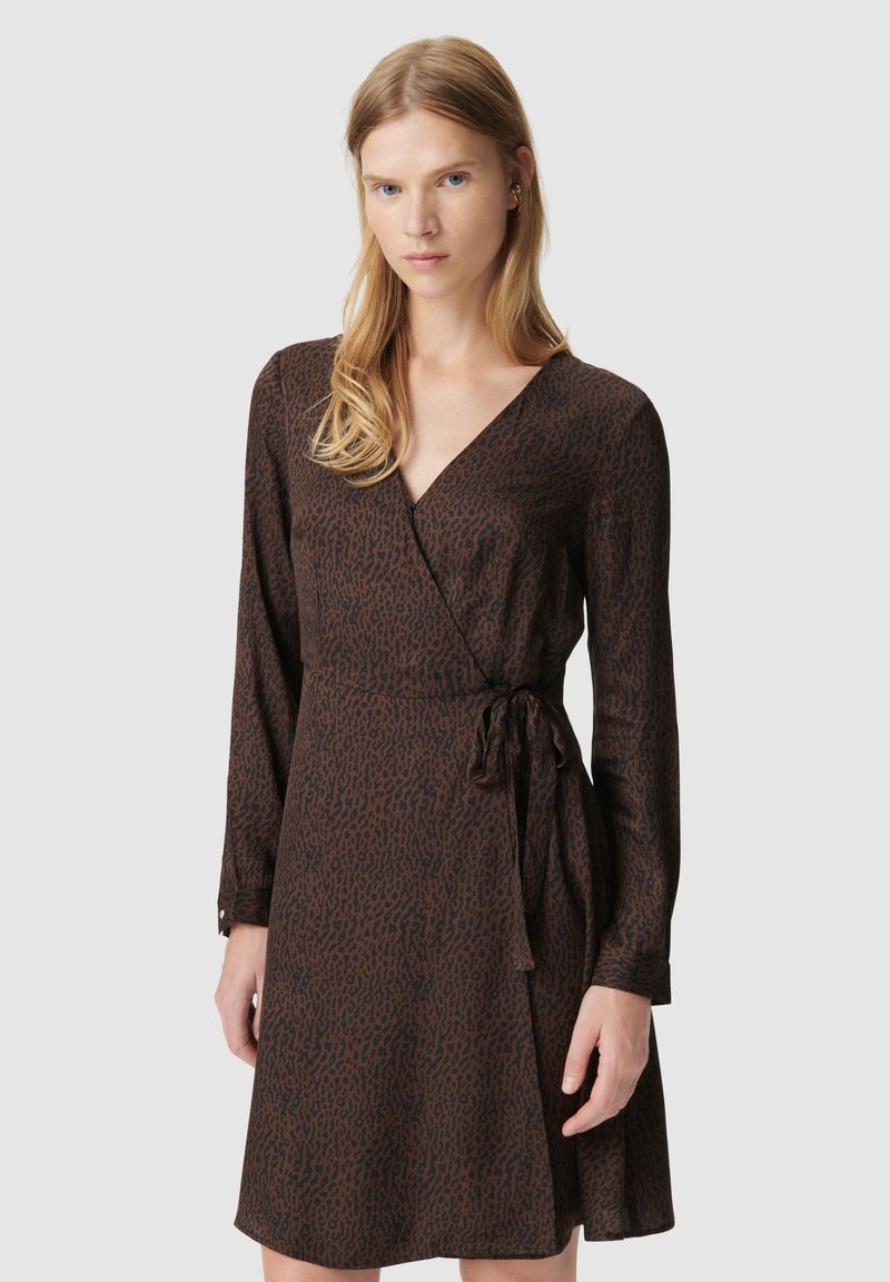 Braunes Wickelkleid mit langen Ärmeln, ausgestattet mit einem Leopardenmuster, Bindeband an der Taille und einem V-Ausschnitt. Glatte Stofftextur.