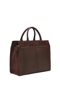 Brązowa skórzana torebka typu tote z zamszu, z dwiema krótkimi rączkami, strukturalnym kształtem i haftowanymi detalami w górnej części.