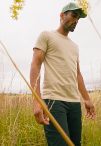 The North Face SIMPLE DOME TEE - Marškinėliai su spaudiniu - gravel/white