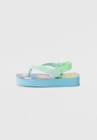 Papuci de tip flip-flop de culoare bleu deschis, cu o curea verde, având modele de desene animate pe talpă. Fabricat din cauciuc, cu o suprafață texturată pentru aderență.