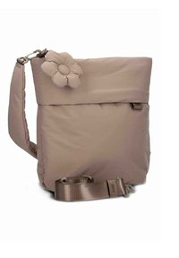 Sac bandoulière marron clair en nylon doux avec une surface texturée. Il présente un accent floral et une sangle amovible et réglable.
