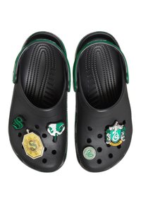 Schwarze Clogs mit grünen Akzenten, ausgestattet mit mehreren thematisch dekorierten Charms, Belüftungsöffnungen und einem strukturierten Fußbett für Komfort.
