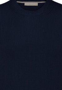 Top in maglia a coste blu navy con scollo rotondo. Il tessuto presenta una fine texture verticale su tutta la superficie, offrendo un aspetto aderente.