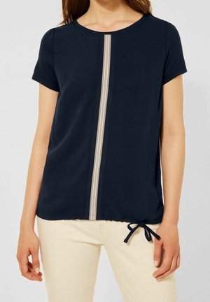 Haut à manches courtes bleu marine avec une bande centrale beige, col rond et ourlet ajustable à nouer pour un ajustement soigné. Texture de tissu lisse.