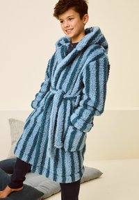 Blau gestreifte Frottee-robe mit Kapuze, die eine taillierte Taille und eine weiche Textur hat. Lange Ärmel und zwei Vordertaschen erhöhen die Funktionalität.