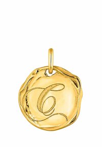 Colgante de oro con forma circular texturizada. Presenta una "C" estilizada grabada en cursiva sobre una superficie pulida. Incluye un lazo para su sujeción.