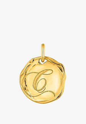Colgante de oro con forma circular texturizada. Presenta una "C" estilizada grabada en cursiva sobre una superficie pulida. Incluye un lazo para su sujeción.
