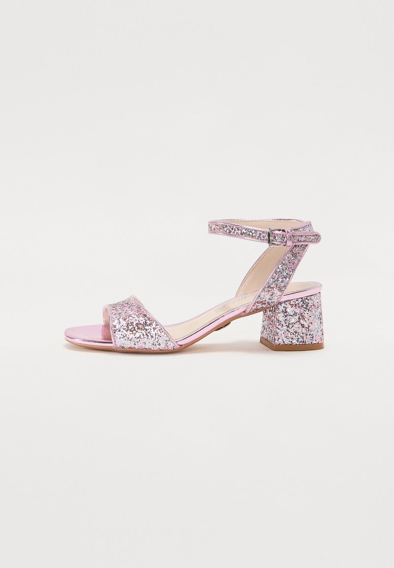 Sandales à talons roses pailletées avec une large bride, une boucle à la cheville et un talon carré épais. Des paillettes décoratives recouvrent le matériau supérieur.