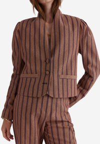 Gestreepte blazer in diep paars met oranje en rode lijnen, met een sjawl kraag, twee knopen en voorzakken. Glad stoftextuur.