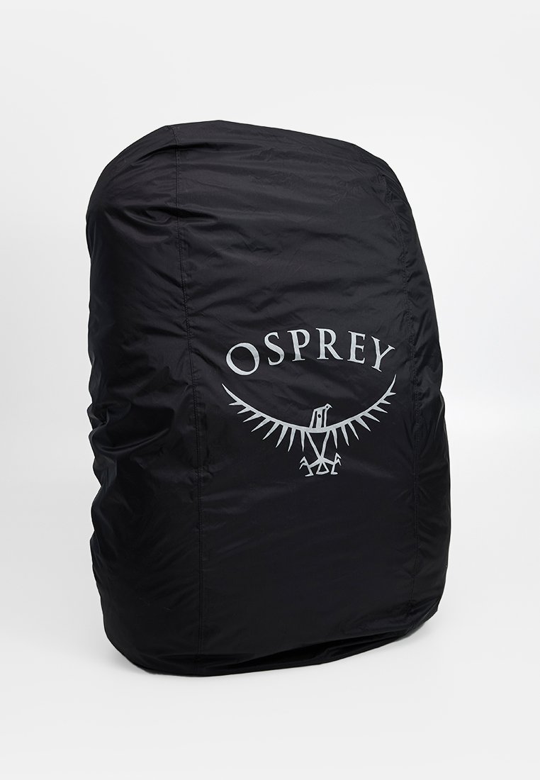 Czarny wodoodporny pokrowiec na plecak z teksturowaną powierzchnią i wyraźnym srebrnym logo Osprey, o smukłym kształcie i trwałym materiale.