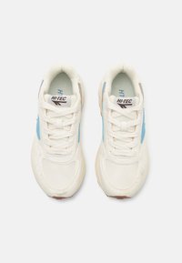 HI-TEC HTS74 SHADOW UNISEX  - Trainers - gardenia/dusk blue/natural/coffee bean