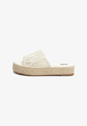 Sandalias deslizantes de color beige claro con un patrón de espiral bordado, plataforma cubierta de yute, suela plana y tejido suave para mayor comodidad.
