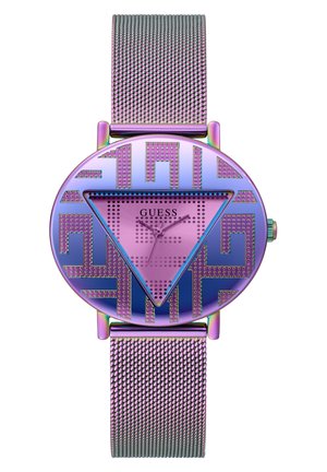 Montre ronde avec un motif géométrique en métal violet et bleu. Présente un cadran triangulaire, des détails en dot et un bracelet en maille argentée.