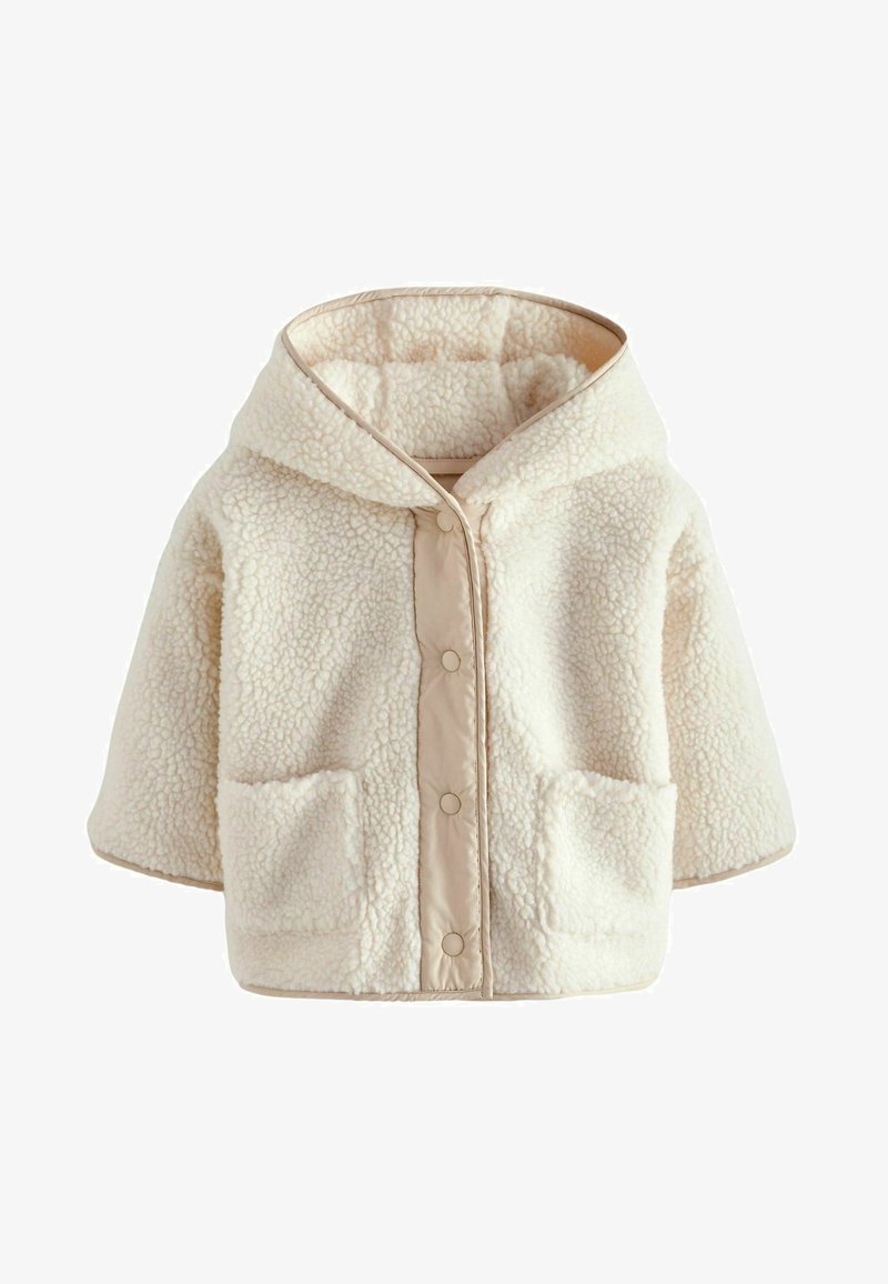 Kremowa polarowa kurtka z kapturem, dużymi przednimi kieszeniami i gładkim beżowym wykończeniem wzdłuż zapięcia i dołu. Miękki, teksturowany materiał.