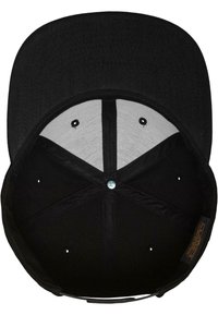 Casquette noire avec une visière plate, un tissu texturé et un doublure grise. Six trous de ventilation et un détail de bouton central sont visibles.