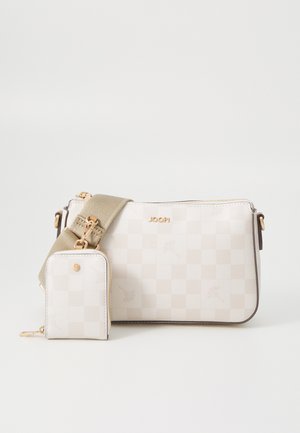 Biela károvaná crossbody taška s odnímateľnou malou taštičkou. Materiál pôsobí textúrovane, obsahuje zlaté kovanie a béžový popruh.