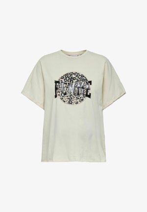 Camisa de algodón de gran tamaño en color crema, con un diseño circular de estampado de leopardo y la palabra "FEMME" en letras negras en negrita. Mangas cortas.