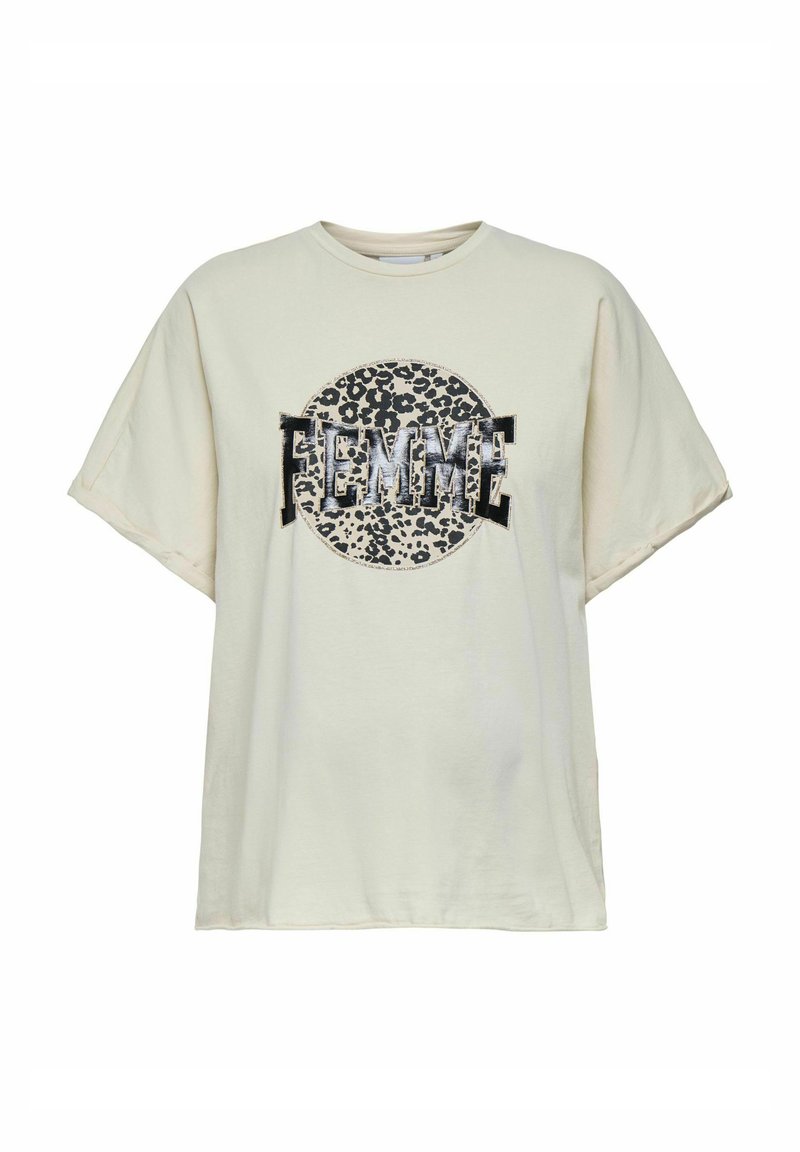 Camisa de algodón de gran tamaño en color crema, con un diseño circular de estampado de leopardo y la palabra "FEMME" en letras negras en negrita. Mangas cortas.
