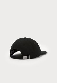 Gorra negra con visera curvada, hecha de algodón. Presenta una correa ajustable de metal en la parte trasera y sutiles detalles de costura en la corona.
