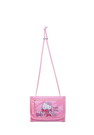 Piccolo portafoglio Hello Kitty rosa con motivi a fiocco e tracolla, appeso contro uno sfondo bianco.