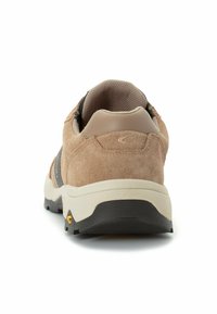 Braune Wildleder-Sneaker mit beiger Sohle, ausgestattet mit einem grauen Akzentstreifen und einem gepolsterten Kragen für mehr Komfort. Strukturierten Oberfläche, für den Outdoor-Einsatz konzipiert.
