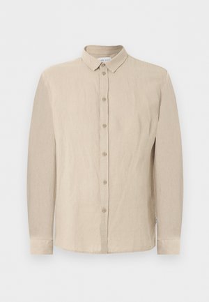 Beiges langärmeliges Hemd mit Knopfleiste, spitzem Kragen und geknöpften Manschetten, auf weißem Hintergrund dargestellt.