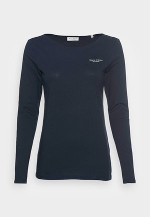 T-shirt à manches longues bleu marine en coton doux, avec un col rond et un détail de logo subtil sur la poitrine.