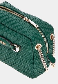 Borsa a tracolla intrecciata verde con dettagli in oro, caratterizzata da una doppia chiusura con cerniera e una tracolla a catena. Finitura testurizzata con una forma squadrata.