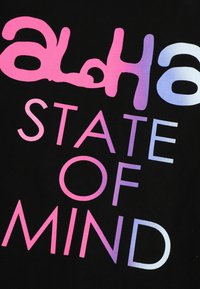 Czarny T-shirt z wyraźnym, gradientowym napisem w kolorze różowym do niebieskiego, z napisem "alpha STATE OF MIND". Miękka tkanina, luźny krój.
