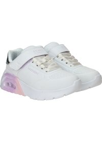 Baskets blanches avec une tige synthétique lisse, un col rembourré, une fermeture à lacets et Velcro, et un coussin d'air transparent violet au talon.