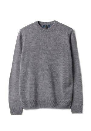 Maglione grigio semplice a maniche lunghe con scollo rotondo, polsini, orlo e scollo a coste, disteso su uno sfondo bianco.