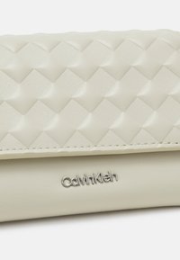 Calvin Klein MINI QUILT SMALL TRIFOLD - Portafoglio -  ecru