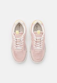 Un paio di sneakers a rete rosa e lavanda con lacci bianchi e linguette gialle, viste dall'alto su uno sfondo bianco semplice.