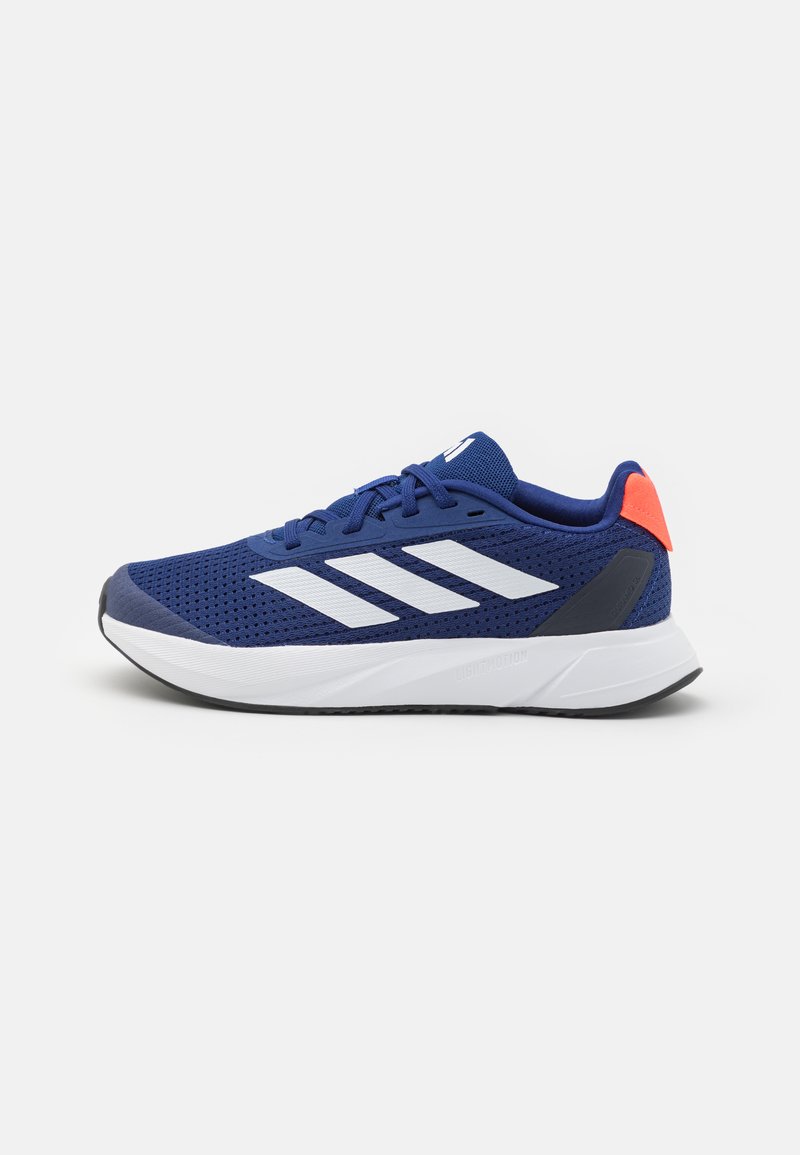 Scarpa sportiva blu navy con tomaia in mesh, strisce bianche e accentuazione arancione sul tallone. Presenta una suola ammortizzata e una suola esterna nera.