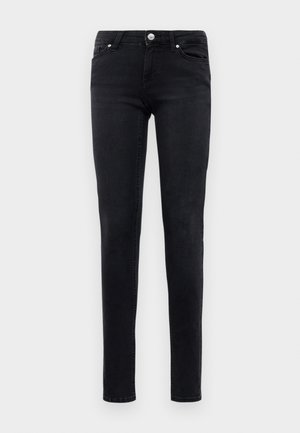 Zwarte slim-fit jeans met vijf zakken, knoopsluiting en riemlussen, gepresenteerd tegen een witte achtergrond.