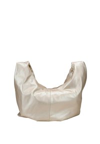 Bolso de hombro de cuero sintético beige con una forma suave y redondeada, presenta un diseño recogido y un brillo sutil. Cierre de cremallera en la parte superior.