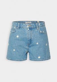 Jeansshorts mit hellblauer Waschung und weißer Gänseblümchen-Stickerei. Klassisches Fünf-Taschen-Design mit Knopfverschluss und ausgefransten Säumen.