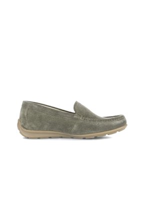 Mocassin gris en daim, sans lacets, avec semelle en caoutchouc beige, coutures style mocassin et petit talon, présenté en profil latéral.