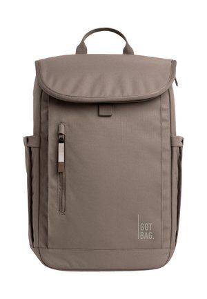 Rechteckiger Rucksack in Taupe mit oberer Klappe, vorderer Reißverschlusstasche, seitlichen Griffen und "GOT BAG"-Logo in der unteren rechten Ecke.