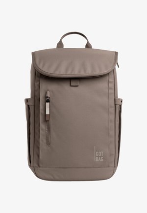 Mochila rectangular color topo con solapa superior, bolsillo delantero con cremallera, asas laterales y logo "GOT BAG" en la esquina inferior derecha.