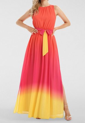 Robe maxi sans manches aux couleurs dégradées allant de l'orange au rose puis au jaune, ceinturée à la taille avec un nœud jaune et rose.