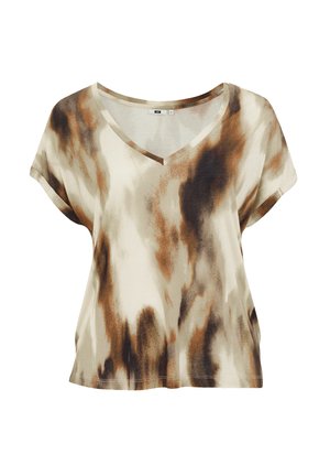 T-shirt à col en V et manches courtes en tissu beige clair avec un motif abstrait marron et beige foncé, présentant une coupe ample et une texture douce.