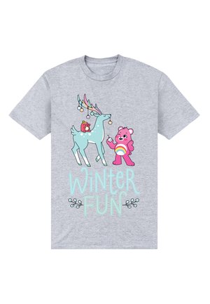 Grå skjorte med farverig tegneseriehjort, lyserød bjørn, der holder en pynt, og lyserød fugl, med teksten "Winter Fun" og dekorative blade nedenunder.