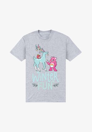 Grijs shirt met kleurrijke cartoonhertjes, een roze beer die een ornament vasthoudt, en een roze vogel, met de tekst "Winterplezier" en decoratieve blaadjes eronder.